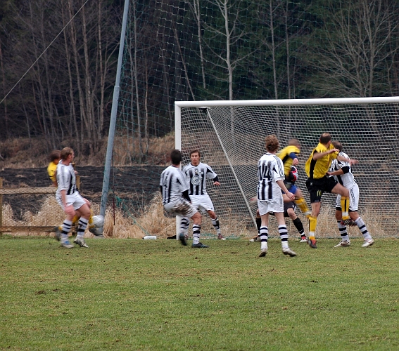 2006_0429_10.JPG - Längst till vänster kommer nr.3 Johan Reinholdsson och trycker in bollen i mål, vilket betyder 1-1